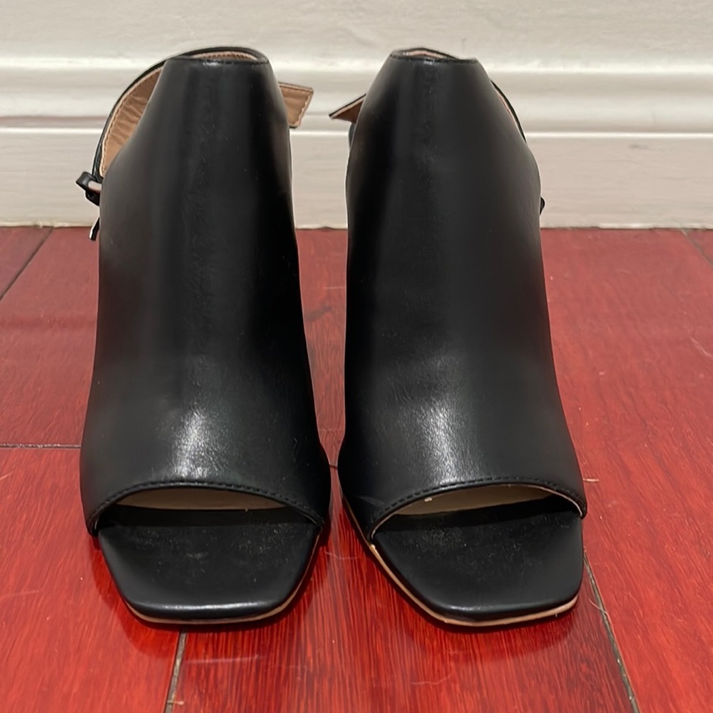 Black open toed heels perfect for a night out! By Dolce Vida